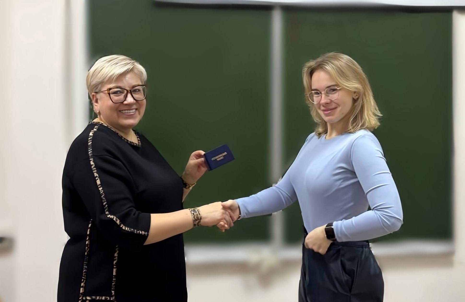 Студентам заочной формы обучения специалитета высшего образования выдали студенческие билеты.